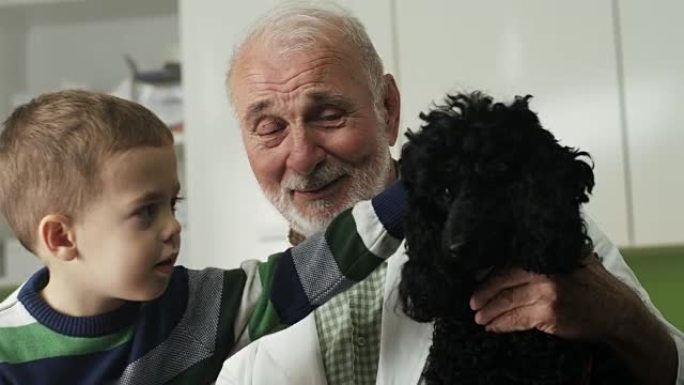 小男孩和他的狗在兽医