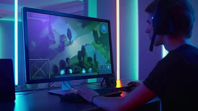 职业玩家在他的个人计算机上玩MMORPG/战略在线视频游戏的弧光。屏幕上显示的游戏。在线网络电子竞技