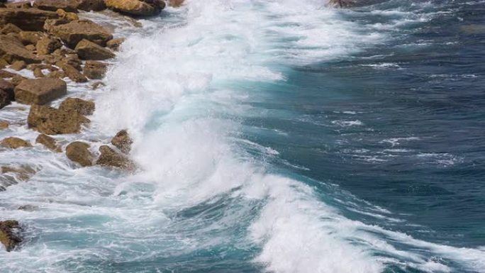 海浪破碎并袭击海岸