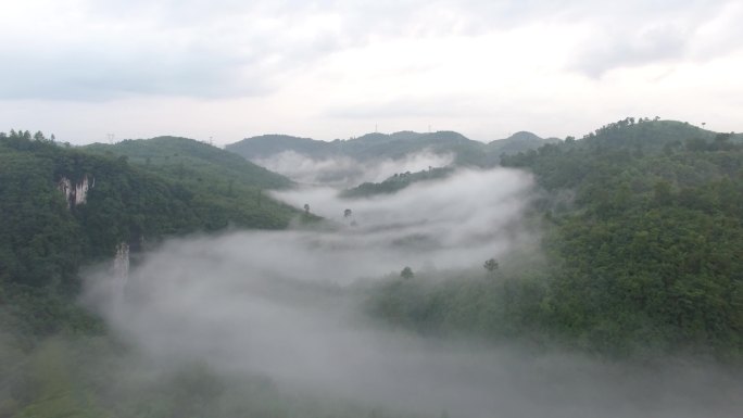 航拍4k雾气缭绕的绿色大山