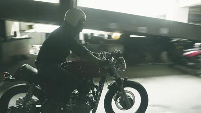 稳定射击:黑暗区域的歹徒骑着摩托车