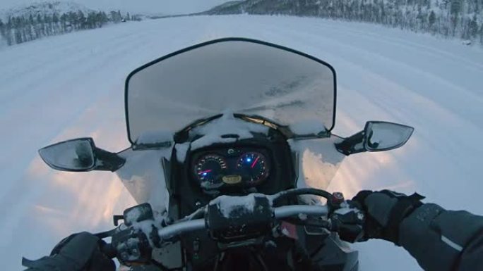 POV玩得开心在雪地摩托上超速