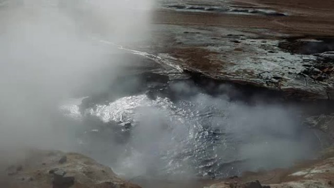 沸腾的地热水池。冰岛自然地标
