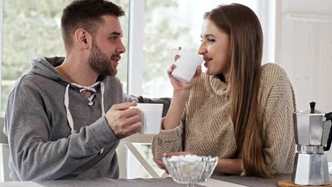 情侣早上喝咖啡情侣早上喝咖啡外国约会