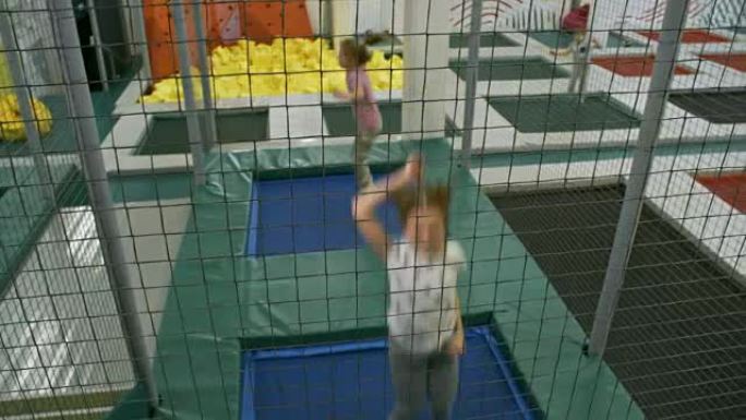 儿童在游戏中心的蹦床上弹跳