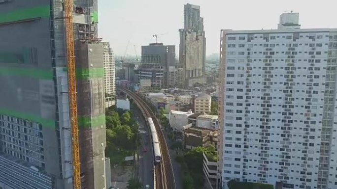 曼谷市的鸟瞰图，收费公路，空中火车，建筑和河流