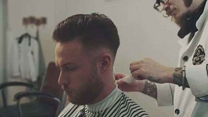 理发师剪男人的头发