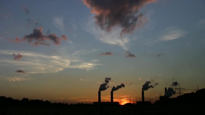 日落时的工业烟囱污染废气排放石化油化工火
