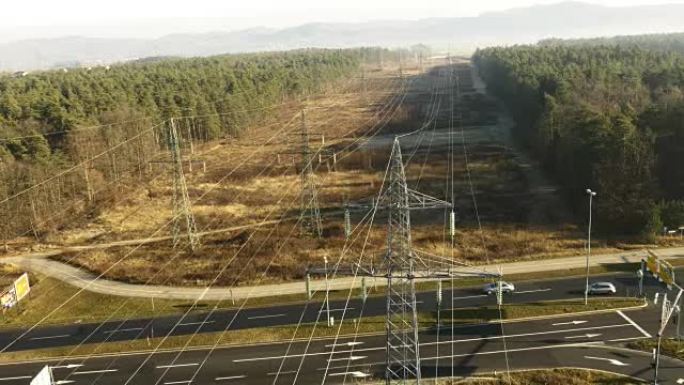 高速公路上方的空中电力线