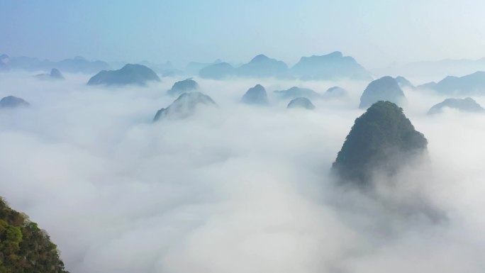 云海中的喀斯特山峰