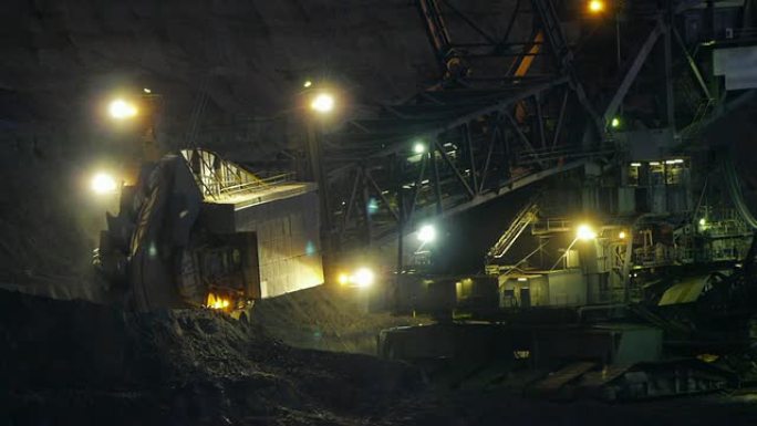 斗轮挖掘机夜间作业矿山开采大型机械设备