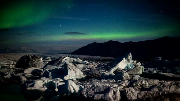 约库尔萨隆泻湖上的北极光-冰岛