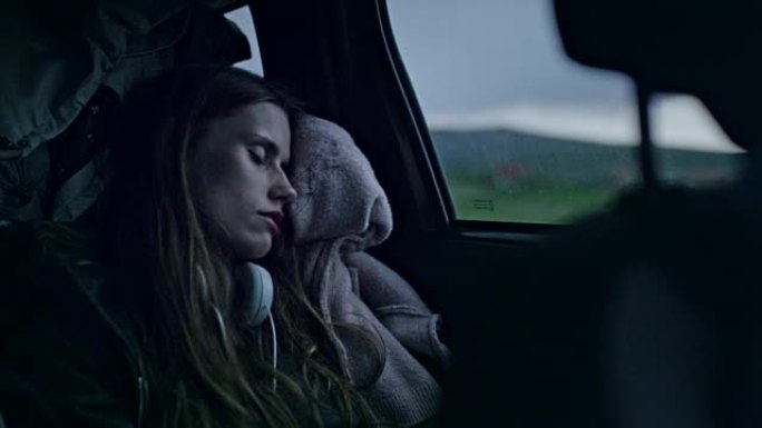 长途旅行。睡在车里的年轻女子