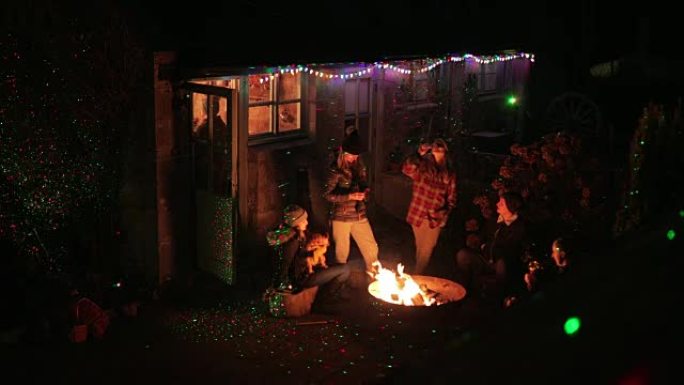 户外烟火和朋友圣诞聚会火焰