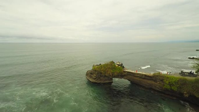 巴厘岛空中寺庙的拱形石