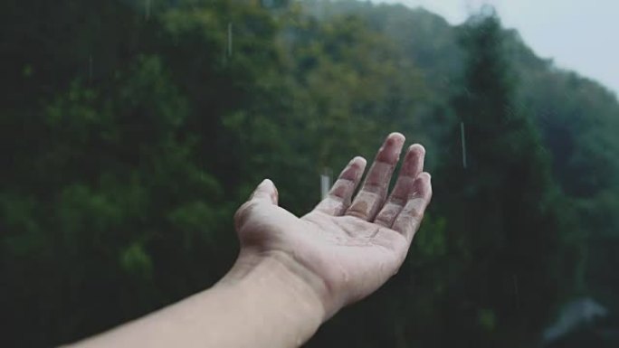 雨水落在手上