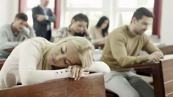 学生在教室睡觉午休时间