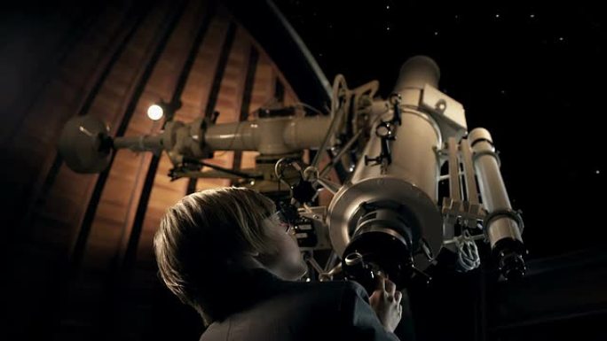 天文台的儿童外国人参观航天馆实拍视频