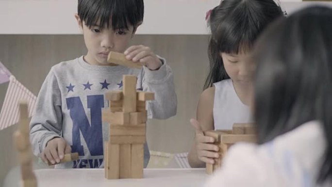 亚洲儿童建造木块