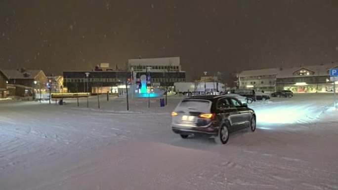 WS汽车在城镇的雪道上行驶