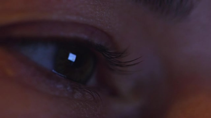 CU智能手机在一只眼睛里反射