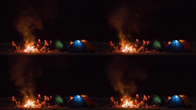 一群坐在篝火旁的朋友