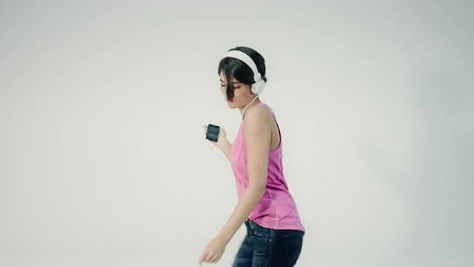 女人跳舞女人玩手机走路看手机刷微博