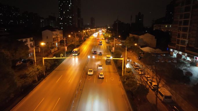 武汉蔡甸新天大道夜景航拍马路车流汽车超车