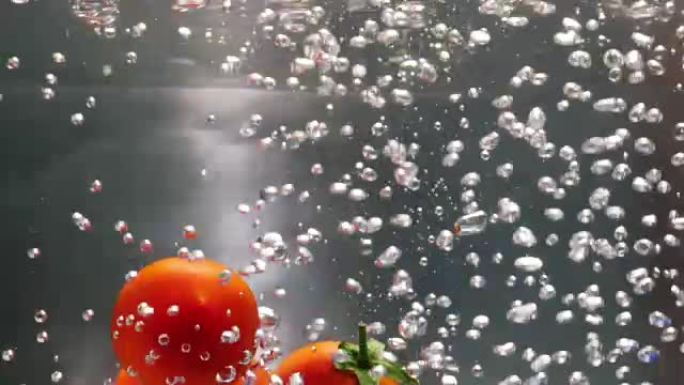 五个西红柿掉在沸水中