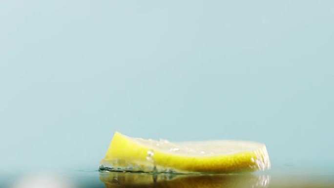一片柠檬掉下来水滴水珠切水果汁新鲜柠檬