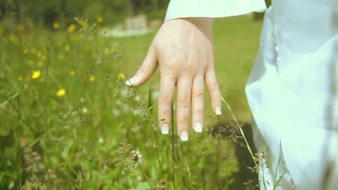 高清超级慢镜头：新娘触碰草叶