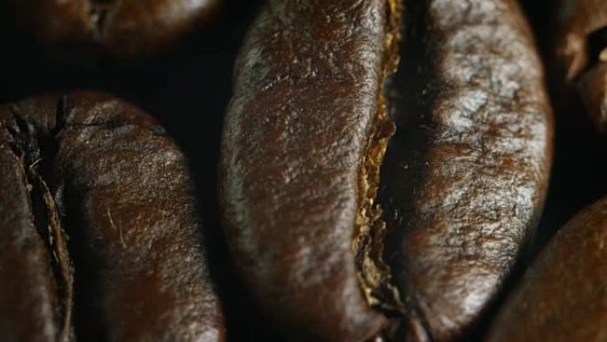 烤咖啡豆的宏观照片。在巴西，哥伦比亚和委内瑞拉生产的高品质阿拉伯咖啡的特写镜头。