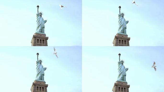 在一个晴朗的夏日，纽约自由岛著名的自由女神像国家纪念碑上，一只大鸟飞过