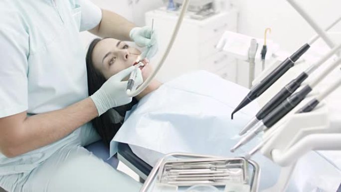 牙医的年轻女子牙科医生医院拔牙种牙洗牙