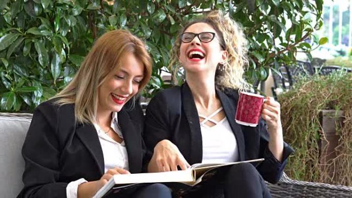 4k两名商界女性讨论沟通看方案大笑