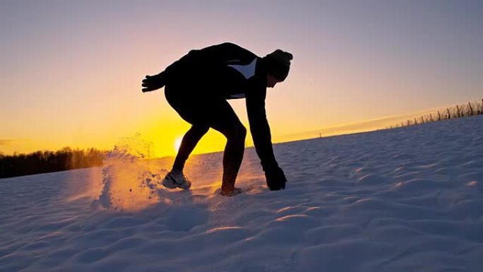 SLO MO运动员在日落的雪地里训练