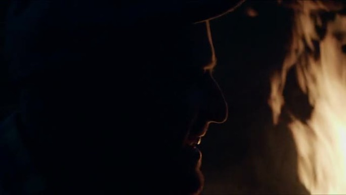 情侣和篝火剪影火焰情侣喝酒