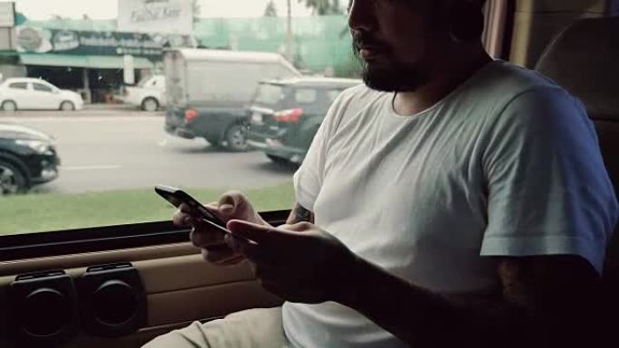 一名男子使用智能手机在线付款。