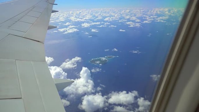 从飞机窗口看热带岛屿