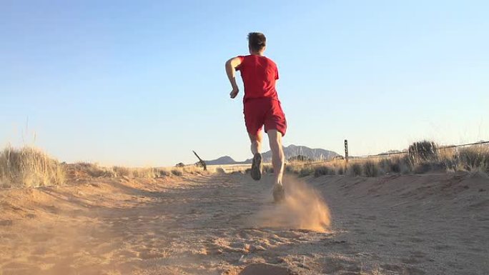SLO MO LA跑步者在沙漠中踢沙子