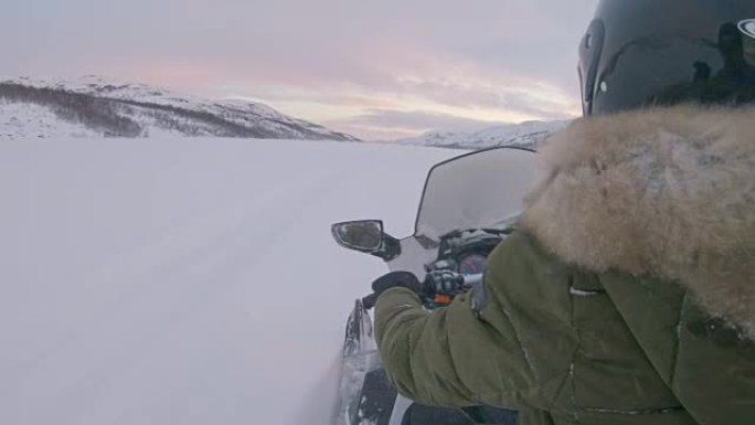 在挪威骑雪地摩托玩得开心