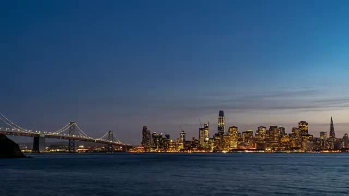 美国日落加利福尼亚州金银岛黄昏时分的旧金山市中心天际线