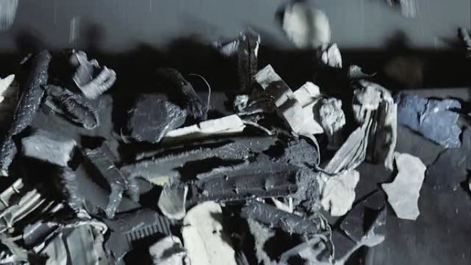 运输废金属的传送带