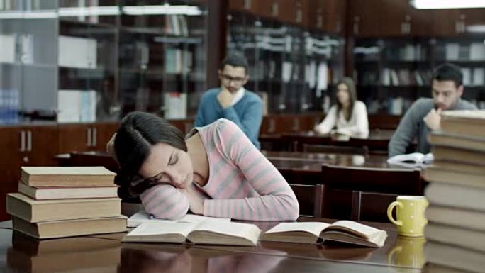 女学生在图书馆睡觉