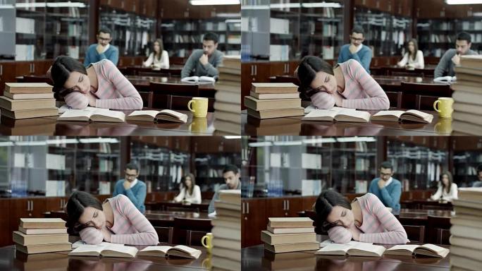 女学生在图书馆睡觉