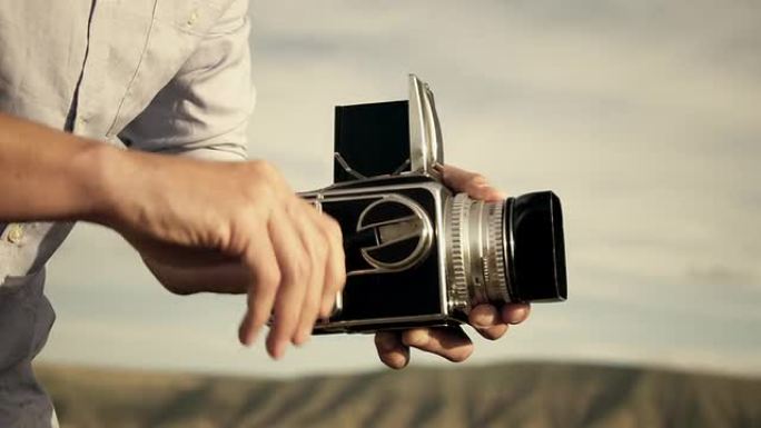 模拟摄影师户外摄影胶片机旅拍