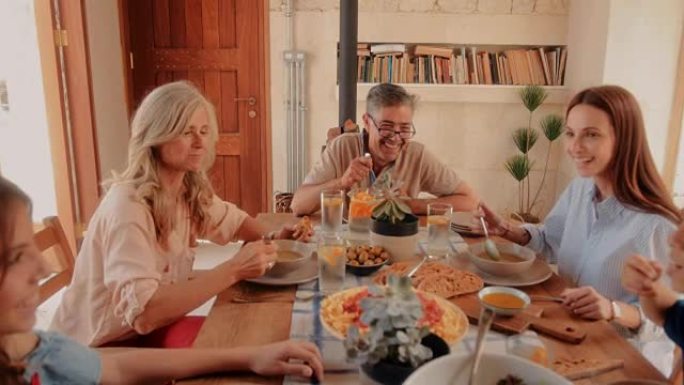 快乐的家庭在家里吃健康的地中海餐