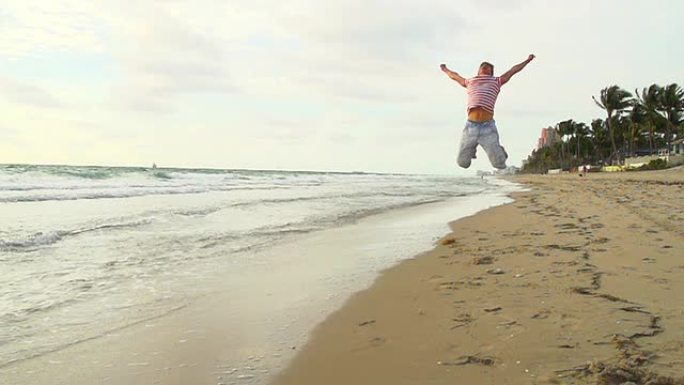 高清超级慢镜头：男子在佛罗里达海滩跳跃