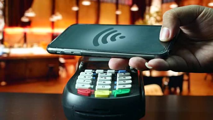 在餐厅使用智能手机付款，非接触式付款