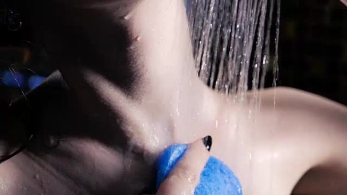 性感女人在水下用海绵洗澡